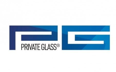 Трансформируемые стеклянные перегородки с дверью в обжимной коробке на базе смарт-стекла Private Glass