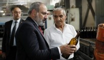 Acting Prime Minister of Armenia Nikol Pashinyan got acquainted with the glass production process at the 